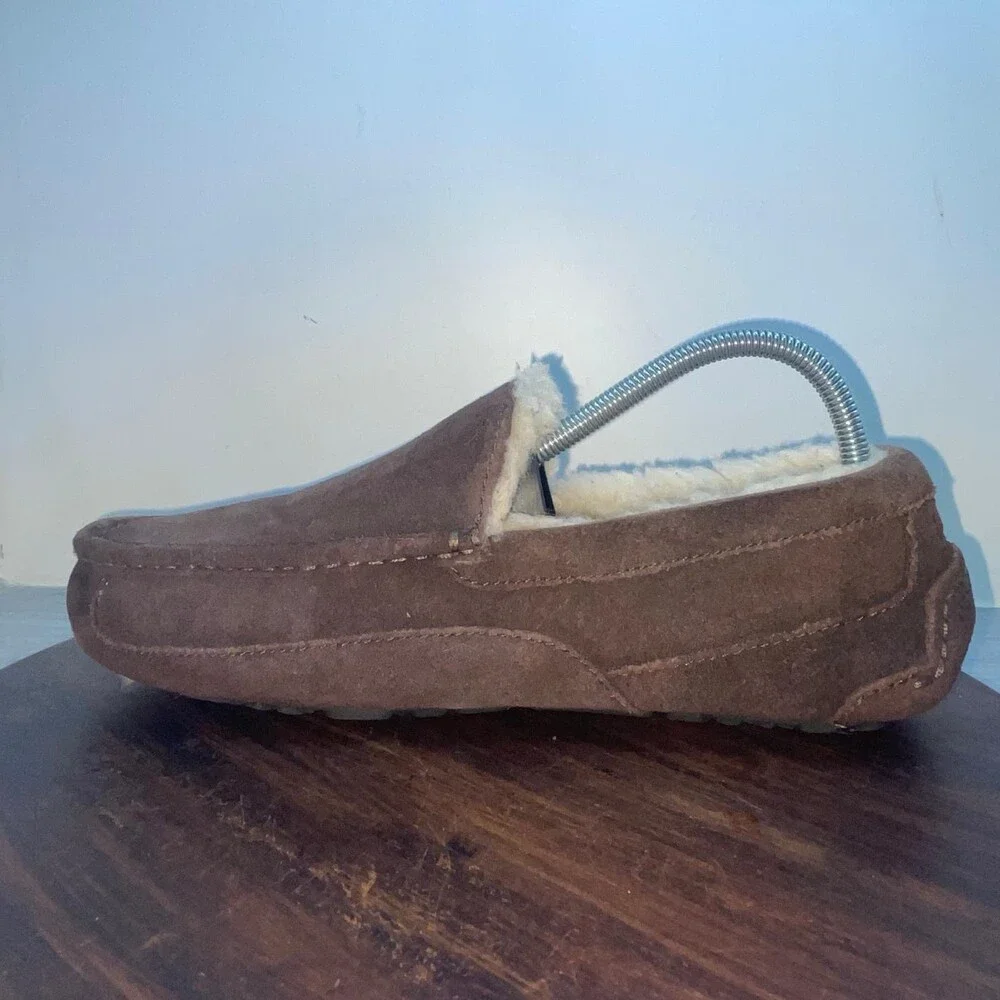 UGG 1101110 Men's Brown Sheepskin Suede Slippers Moccasin Shoes Size 9 Comfort